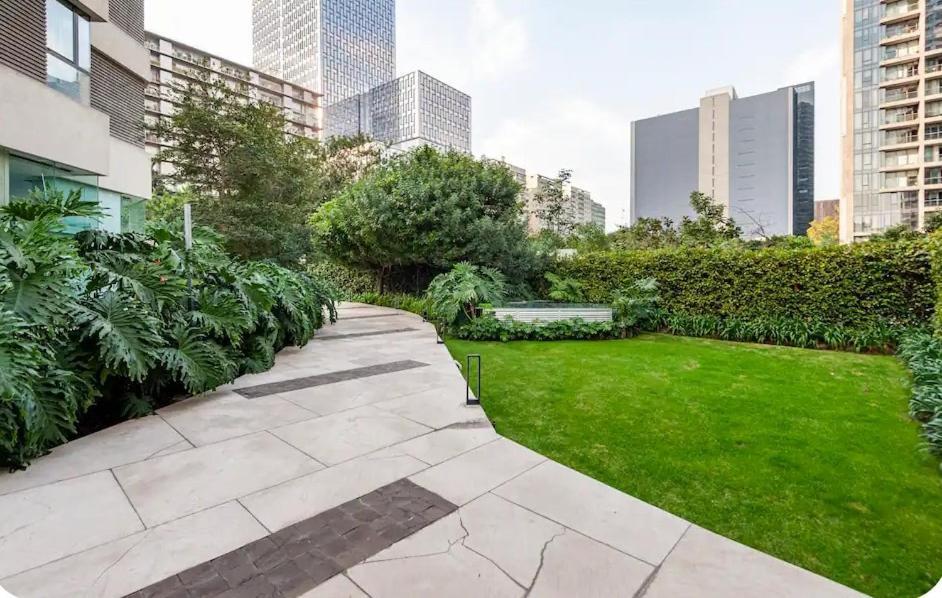 Luxury With Incredible Amenities Apartment *